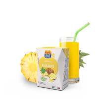 zumo ecológico de piña IsolaBio servido en vaso