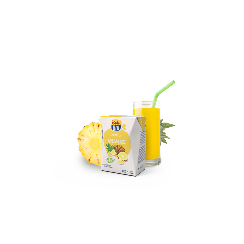 zumo ecológico de piña IsolaBio servido en vaso