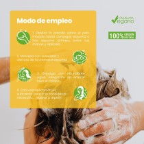 aplicación del champú sólido natural sobre el cabello