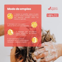 aplicación del champú natural sobre cabello graso