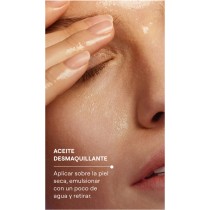 aceite desmaquillante siendo aplicado